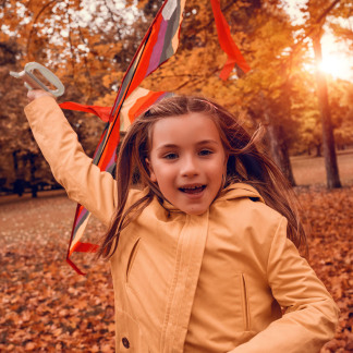 ( Bild: detailblick-foto - stock.adobe.com ) Ein Mädchen lässt einen Drachen steigen.