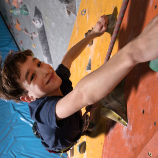 ( Bild: PIOTR PAKULA / wip-studio - stock.adobe.com ) Junge klettert in einer Kletterhalle