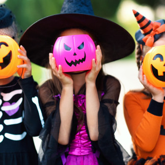 ( Bild: JenkoAtaman - stock.adobe.com ) Mädchen in Halloween Kostümen