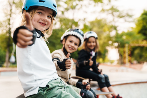 Kinder auf einer Skateboard-Rampe.