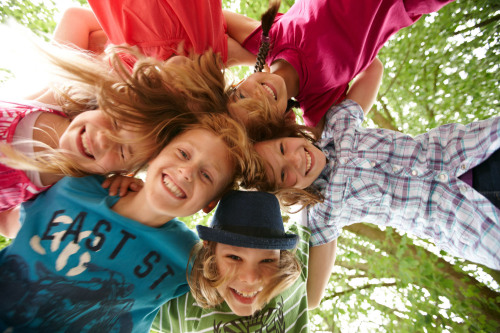 Eine Gruppe lachender Kinder.