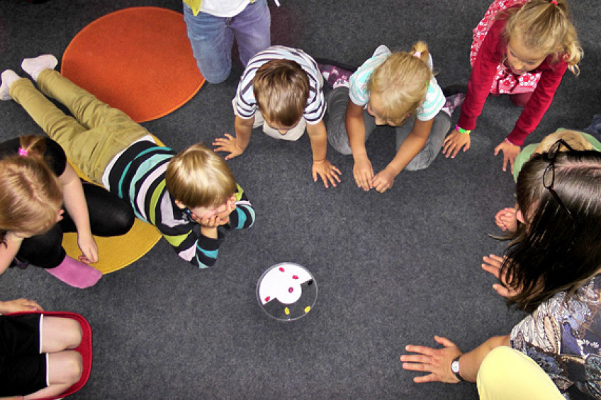 Kinder spielen in einem Kindergarten, Bild © pixabay