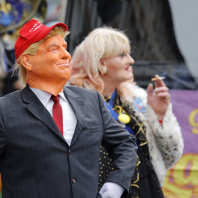 Mensch mit Trump-Maske