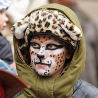 Mädchen geschminkt als Leopard