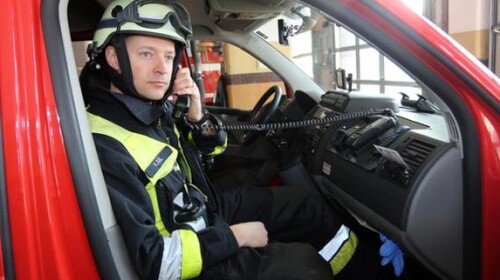 Feuerwehrmann im Einsatzwagen © Edgar Pfrogner / Nürnberger Nachrichten