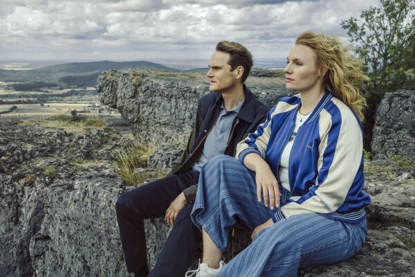 Von links: Kriminalhauptkommissar Felix Voss (Fabian Hinrichs) und Kriminalhauptkommissarin Emmy Rathgeber (Rosalie Thomass) auf dem Staffelberg.