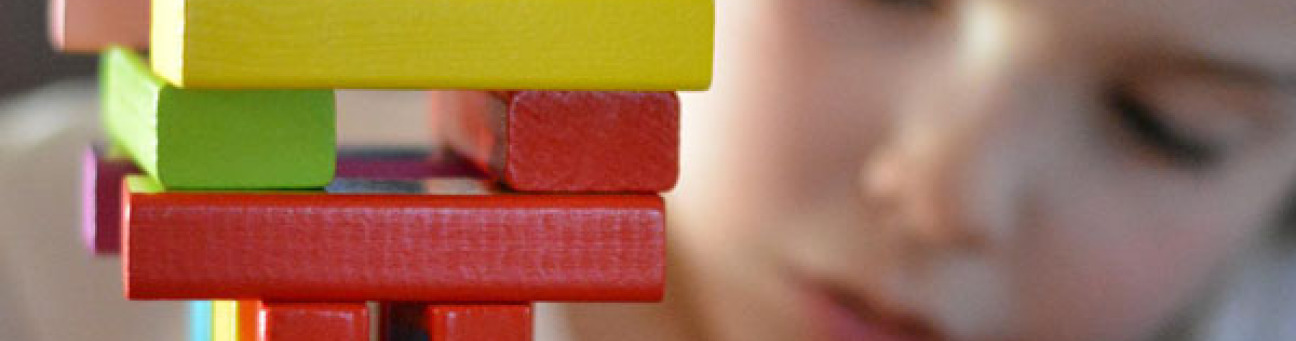 Bild © Pixabay Kind spielt mit Bauklötzen, Bild © Pixabay