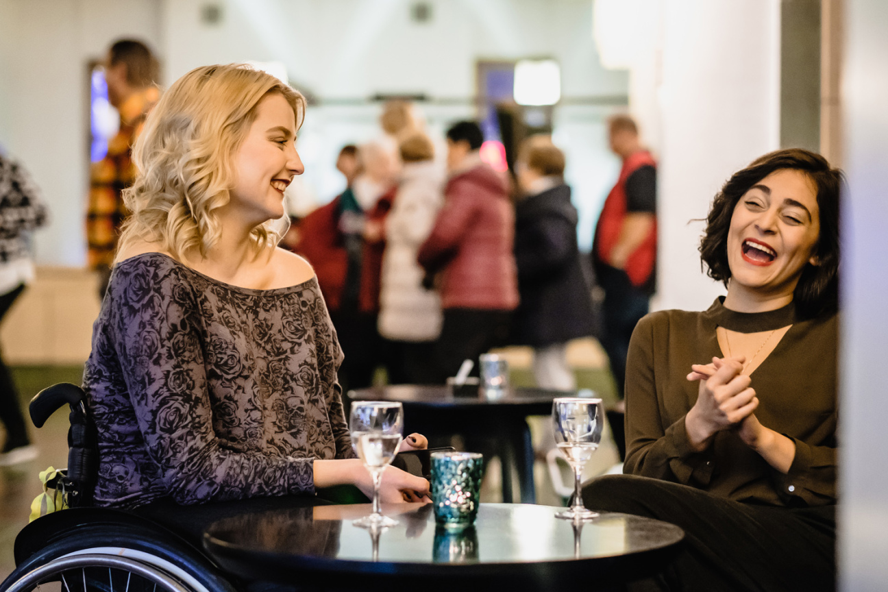Bild © Andi Weiland / gesellschaftsbilder.de Zwei Frauen sitzen am Tisch, eine von ihnen im Rollstuhl., Bild © Andi Weiland / gesellschaftsbilder.de