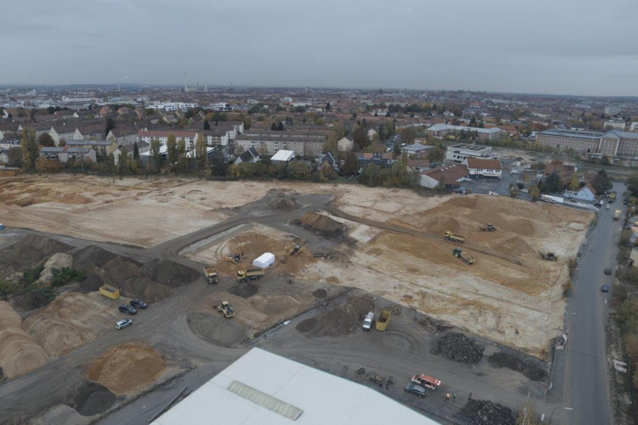 Bild © Feuerwehr / Stadt Nürnberg Fundort an der Brunecker Straße. Die Bombe befindet sich unter dem weißen Zelt., Bild © Feuerwehr / Stadt Nürnberg