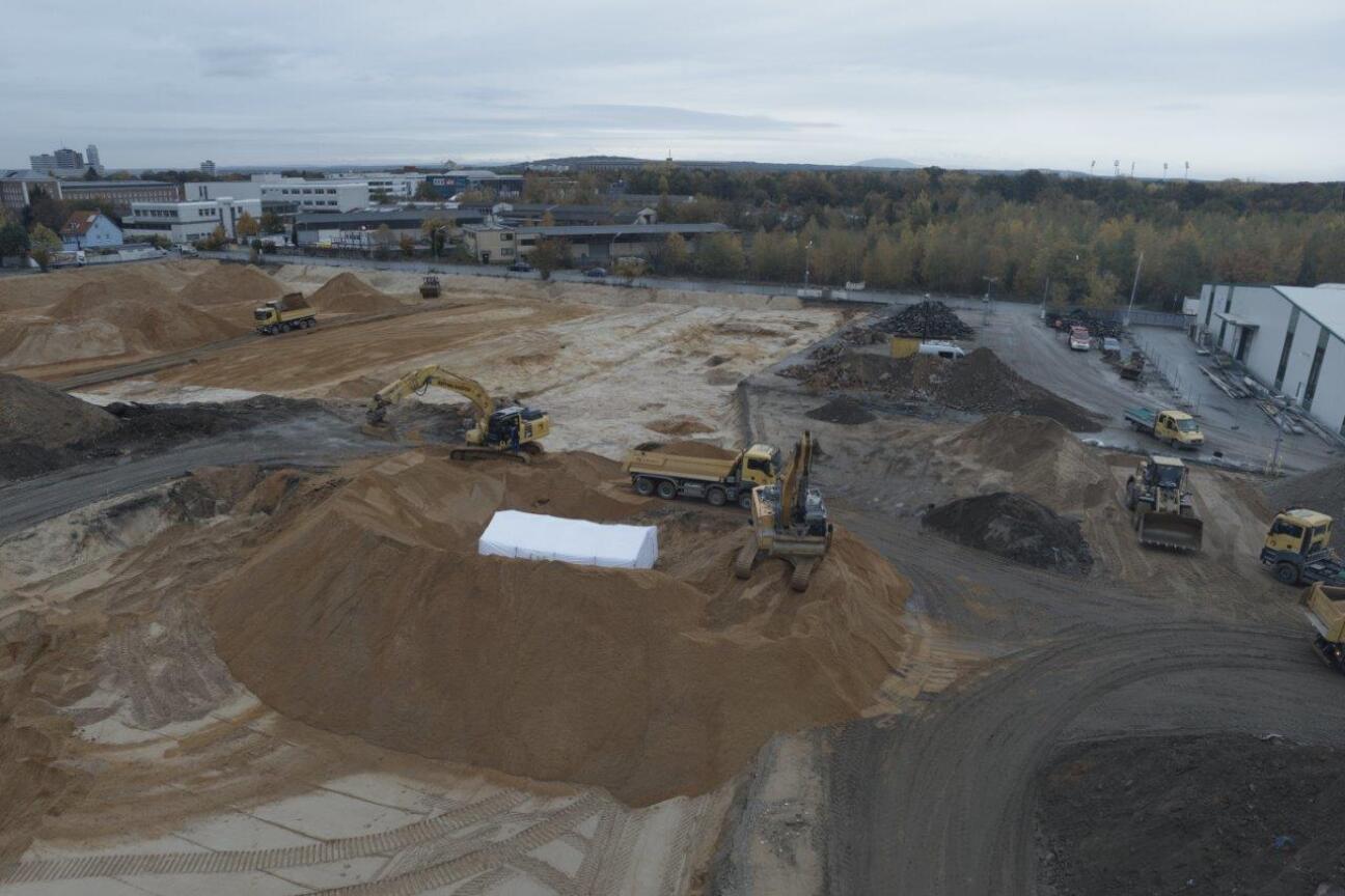 Bild © Feuerwehr / Stadt Nürnberg Ein Erdwall wird rund um die Fliegerbombe errichtet., Bild © Feuerwehr / Stadt Nürnberg