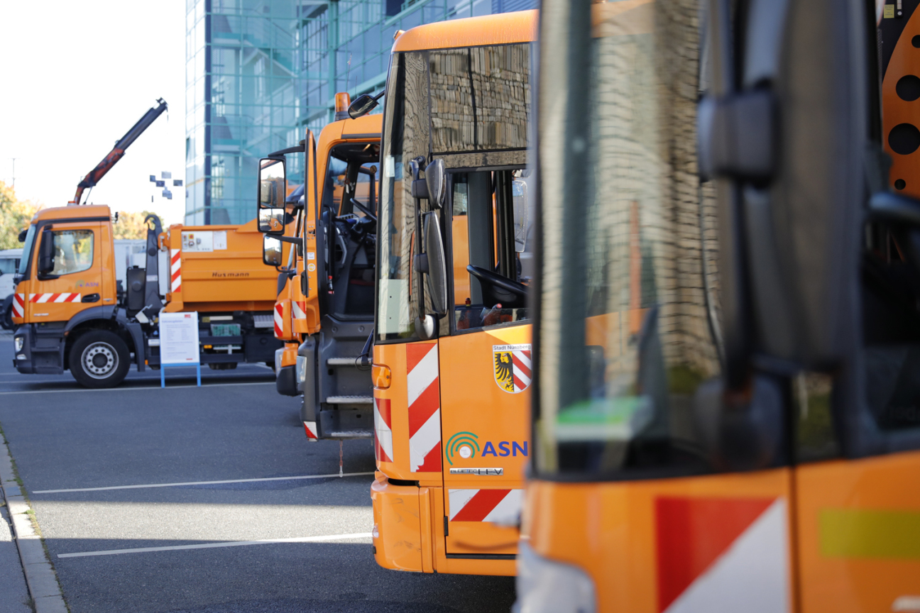 Bild © Axel Eisele / Stadt Nürnberg Abfallsammelfahrzeuge auf dem Geländer der Müllverbrennungsanlage., Bild © Axel Eisele / Stadt Nürnberg
