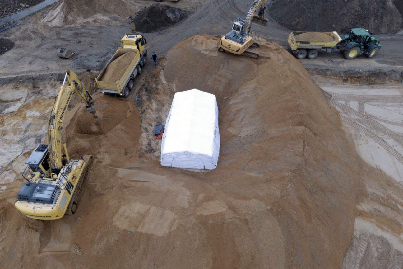 Bild © Feuerwehr Nürnberg Nahaufnahme des Erdwalls rund um die Fliegerbombe., Bild © Feuerwehr Nürnberg