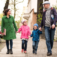 Vierköpfige Familie mit zwei kleinen Kindern beim Spaziergang