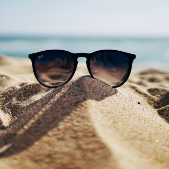 Sonnenbrille am Strand