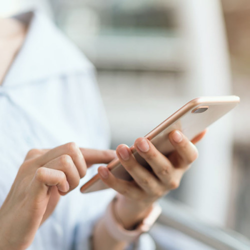 Eine Frau benutzt ihr Smartphone. © sitthiphong / AdobeStock