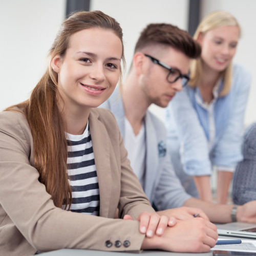 junge frau arbeitet im team im unternehmen © Bild: ©contrastwerkstatt - stock.adobe.com