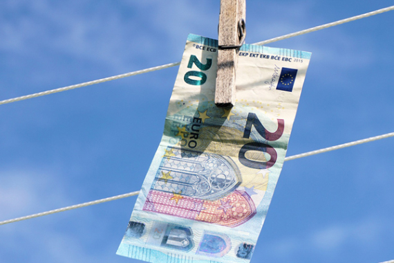 Ein 20-Euro-Schein hängt an einer Wäscheleine