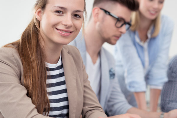 junge frau arbeitet im team im unternehmen