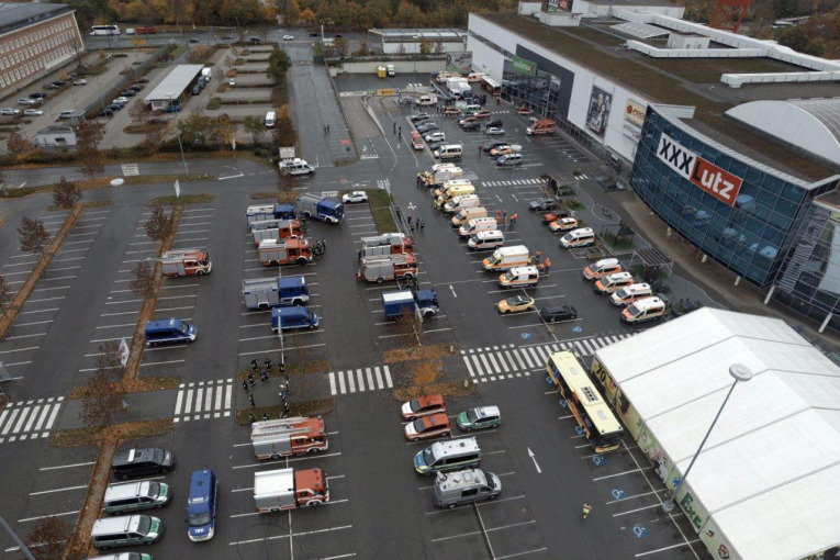 Einsatzfahrzeuge auf dem Parkplatz des nahegelegenen Möbelhauses.