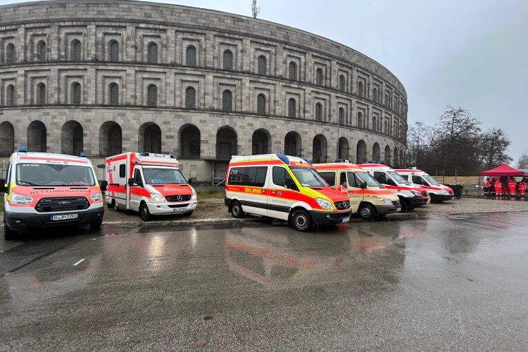 Einsatzfahrzeuge stehen während des Einsatzes vor der Kongresshalle.