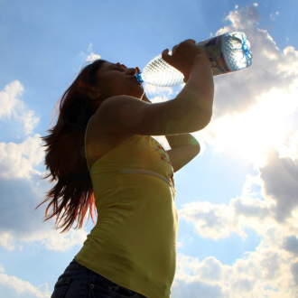 Frau trinkt Wasser