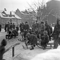 Rodeln am Westtorgraben 1935