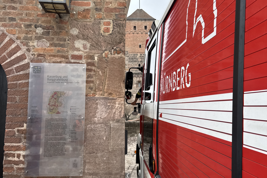 Bild © Feuerwehr Nürnberg Ein Einsatzwagen der Feuerwehr passiert das enge Burgtor., Bild © Feuerwehr Nürnberg