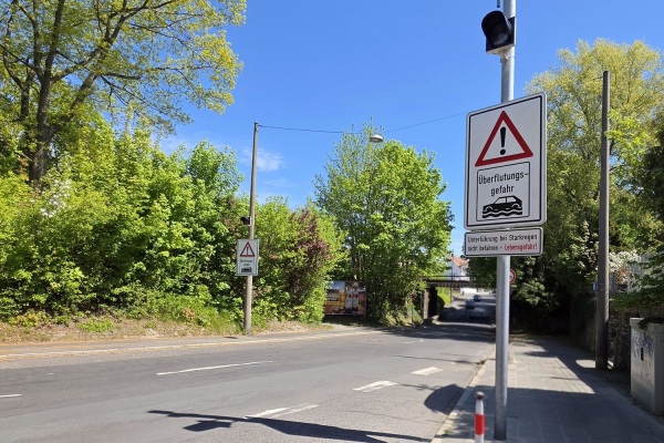 Die Warnanlage vor der Unterführung in Zabo.