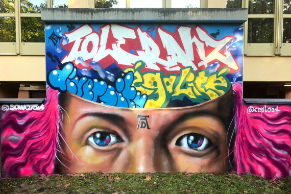 Wandmalerei des Kunstprojekts Betonliebe am Arvena Hotel