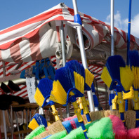 Bunte Besen werden auf dem Herbstmarkt angeboten.