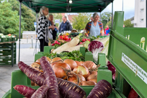 Gemüsestand auf dem Wochenmarkt am Hasenbuck