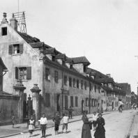 Historische SW-Fotografie einer Straßenszene in der Wöhrder Hauptstraße Nr. 31-39