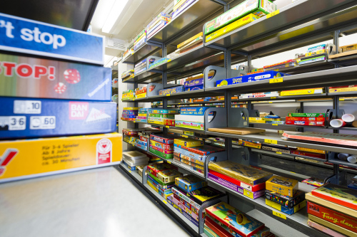 Spiele liegen auf Regalen im Deutschen Spielearchiv Nürnberg.