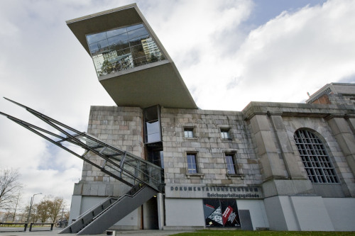 Aussenansicht des Eingangsbereichs des Dokuzentrums in Nürnberg.