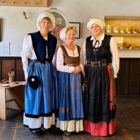 Drei kostümierte Agnes-Dürer-Darstellerinnen.