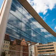 Spiegelung in der Fassade des Neues Museums