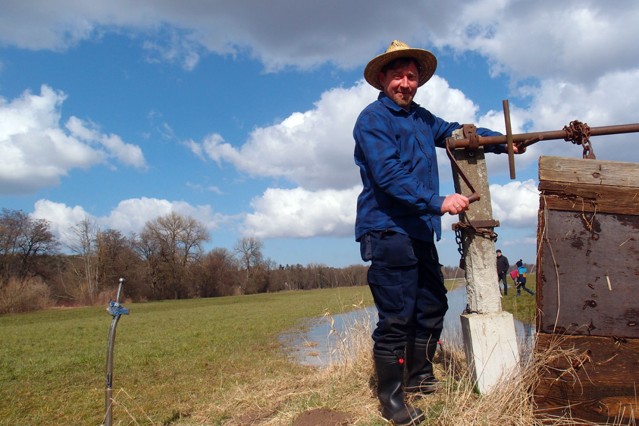 Bild © Nicola Mögel / Stadt Nürnberg Wässerer Jürgen Zwingel im Rednitzgrund., Bild © Nicola Mögel / Stadt Nürnberg