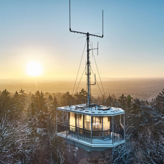 ( Bild: Gerhard Illig / Stadt Nürnberg ) Blick auf die Aussichtsplattform über den Baumwipfeln des Reichswalds.