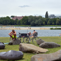 Abwechslungsreiche Gestaltung mit Steinen und Wiese an der Norikusbucht.