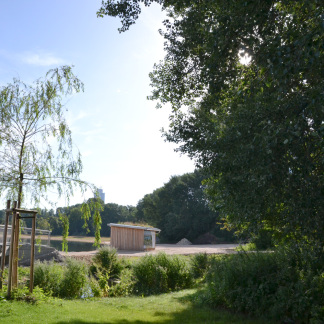( Bild: Heike Bauer / Stadt Nürnberg ) Die Wiesen zwischen Goldbach und Wöhrder See bieten dank des alten Baumbestands schattige Plätze für Besucher.