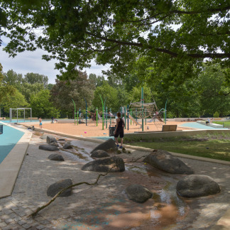 ( Bild: Christine Dierenbach / Stadt Nürnberg ) Spielplatz und Wasserspielplatz an der Norikusbucht.