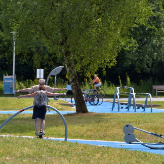( Bild: Christine Dierenbach / Stadt Nürnberg ) Spielplatz und Wasserspielplatz an der Norikusbucht.