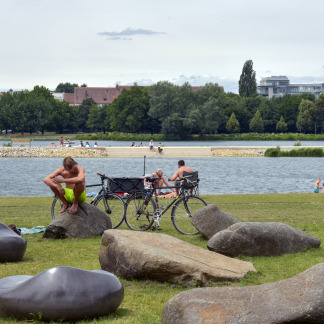 ( Bild: Christine Dierenbach / Stadt Nürnberg ) Abwechslungsreiche Gestaltung mit Steinen und Wiese an der Norikusbucht.