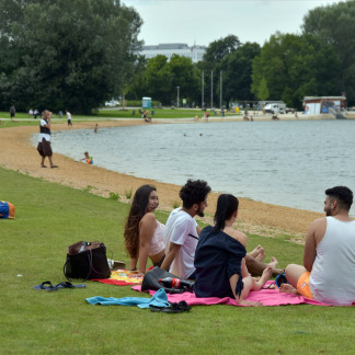 ( Bild: Christine Dierenbach / Stadt Nürnberg ) Besucher auf der Liegewiese an der Norikusbucht.