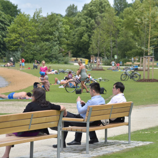 ( Bild: Christine Dierenbach / Stadt Nürnberg ) Viele Leute genießen einen sonnigen Tag an der Norikusbucht.