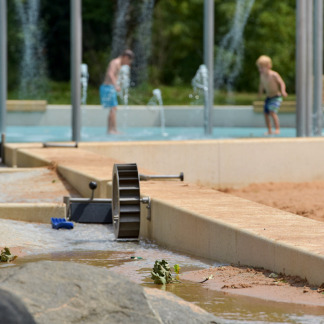 ( Bild: Christine Dierenbach / Stadt Nürnberg ) Spielplatz und Wasserspielplatz an der Norikusbucht.
