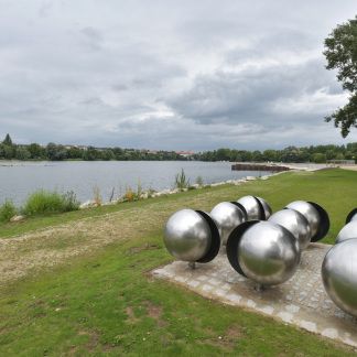 ( Bild: Christine Dierenbach / Stadt Nürnberg ) Immer wieder eröffnen sich auf dem Weg am Südufer neue, interessante Blicke auf den Wöhrder See.