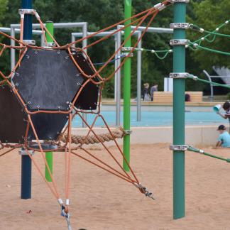 ( Bild: Christine Dierenbach / Stadt Nürnberg ) Kinder spielen auf dem Spielplatz an der Norikusbucht.