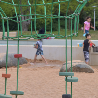 ( Bild: Christine Dierenbach / Stadt Nürnberg ) Kinder spielen auf dem Spielplatz an der Norikusbucht.