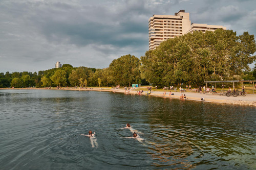 Badegäste schwimmen in der Norikusbucht am Wöhrder See in Nürnberg